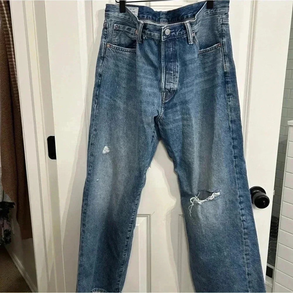 Like new viral Gap “90’s loose” jeans size 30. Worn twice. Button fly. Unisex - Picture 1 of 12